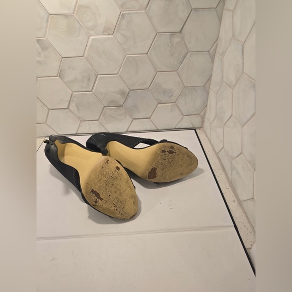 TAHARI Woman’s Peep Toe Heels ‘Loretta’ Black Size 8 Zipper Backs 4 Inch Heel - Picture 6 of 8